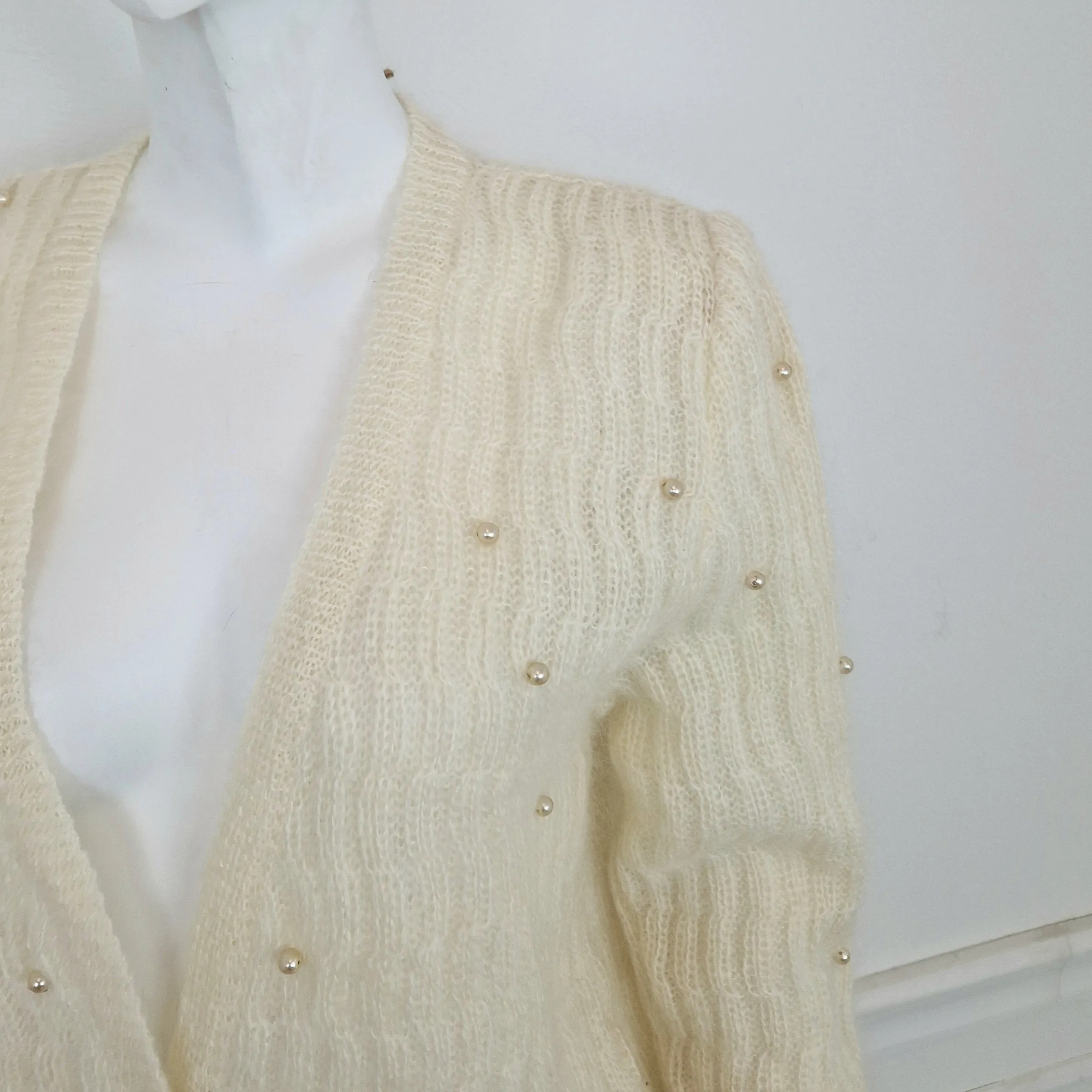 Cardigan vintage bianco latte con perle