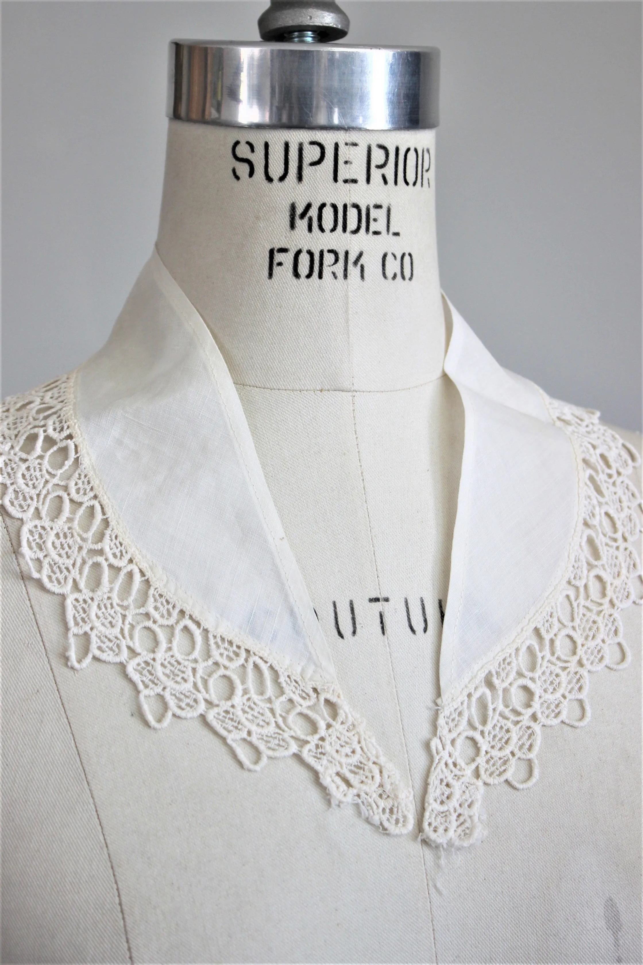 Vintage 1940s 1950s Collar in White or Pale Ivory