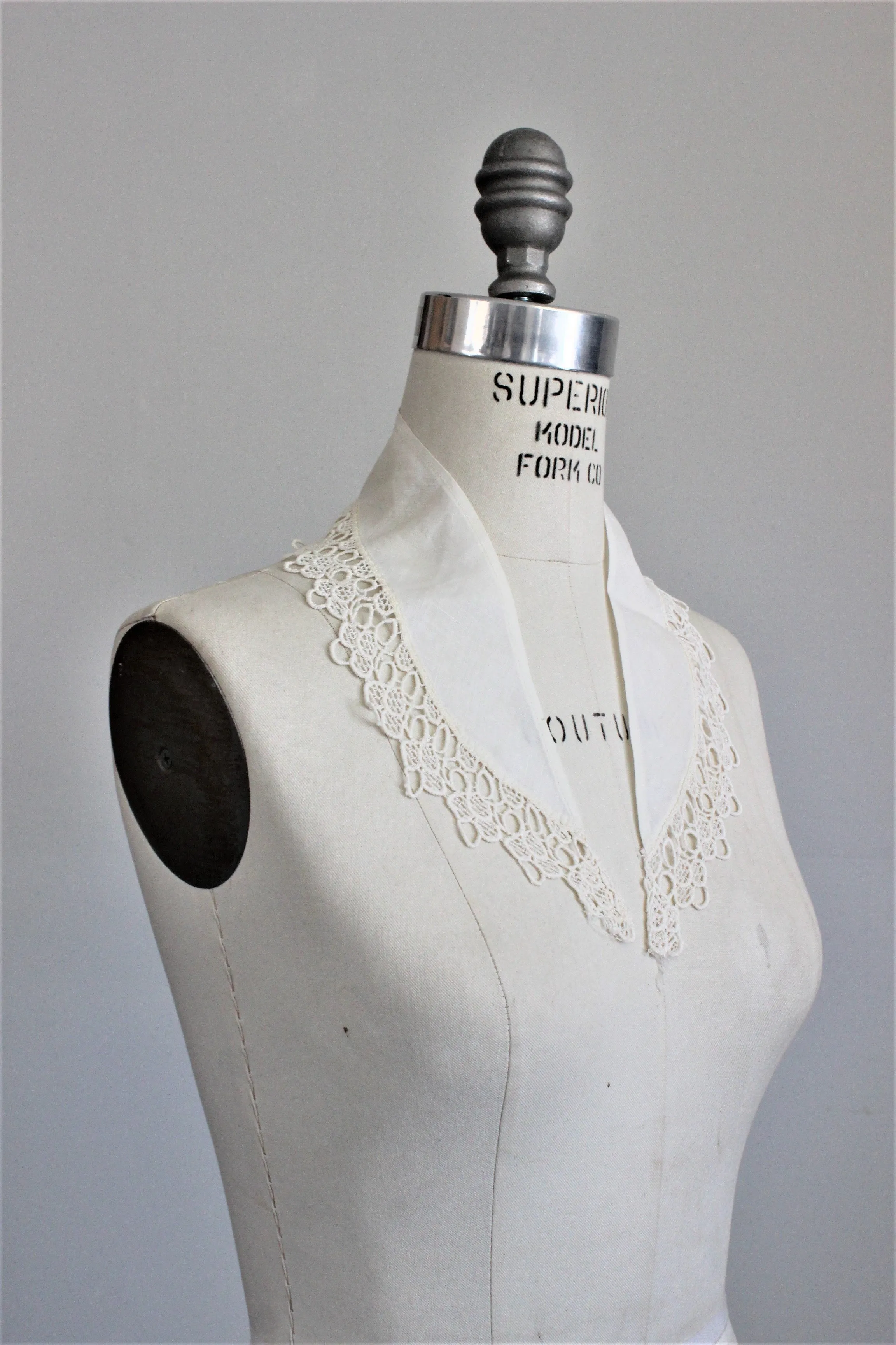Vintage 1940s 1950s Collar in White or Pale Ivory