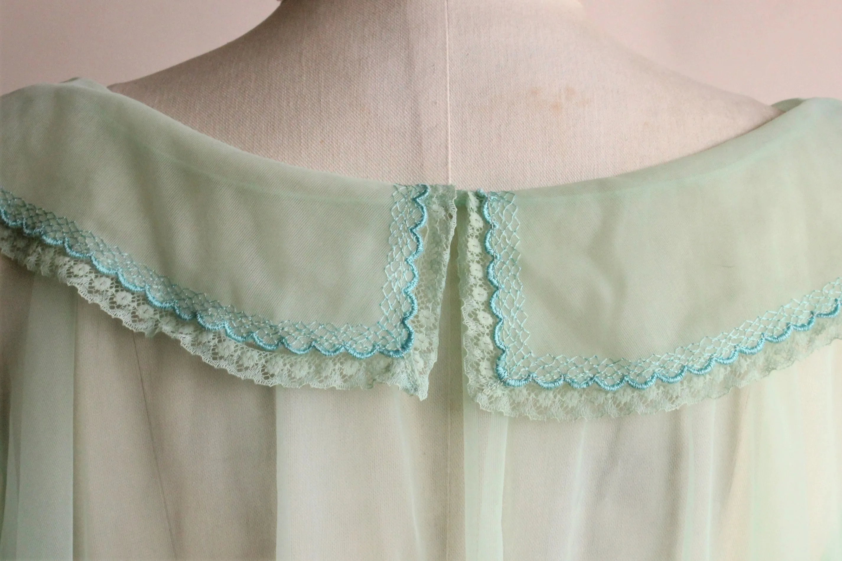Vintage 1960s Mint Green Peignoir