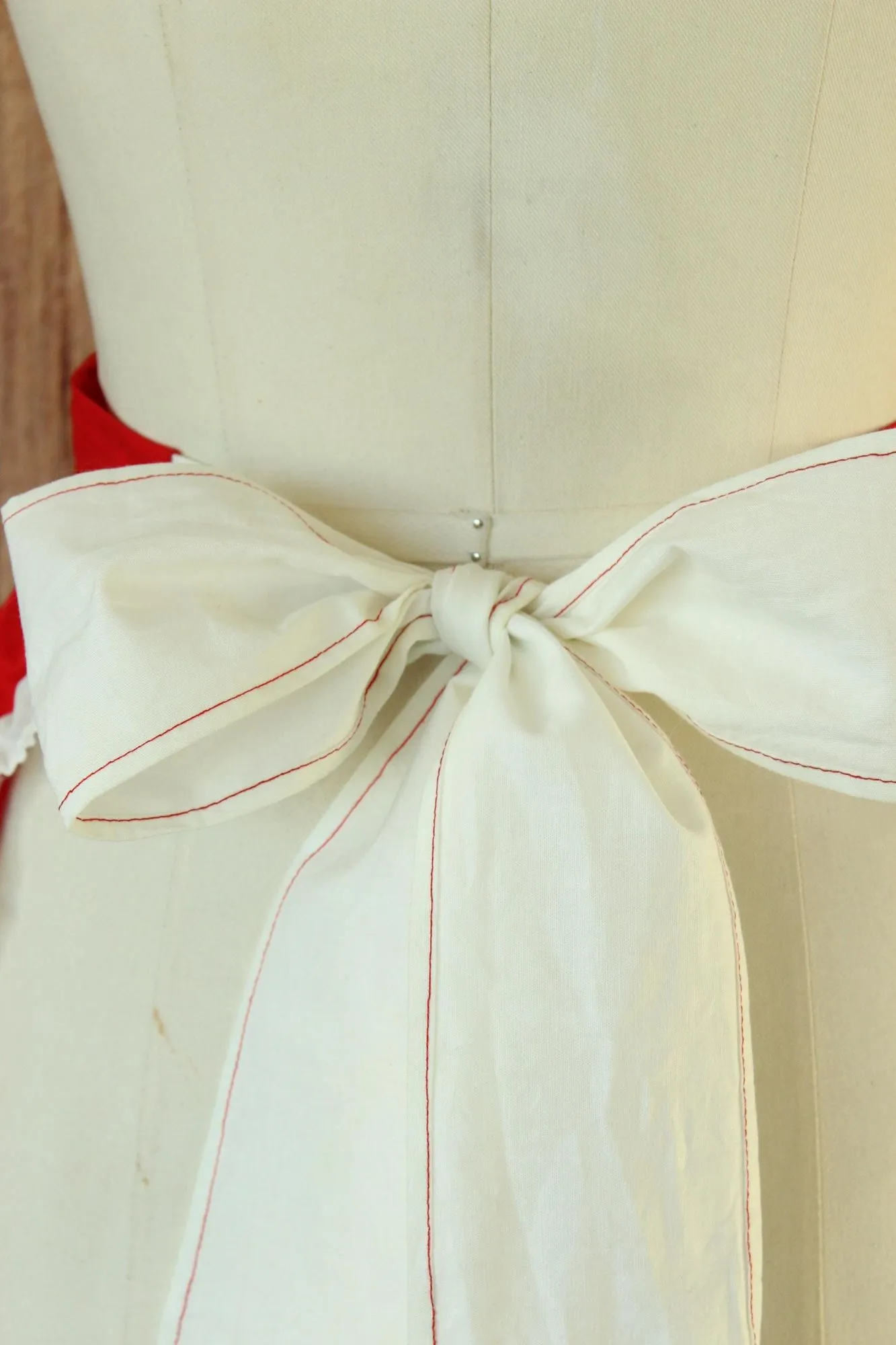 Vintage 1960s Red and White Country Print Cotton Half Apron
