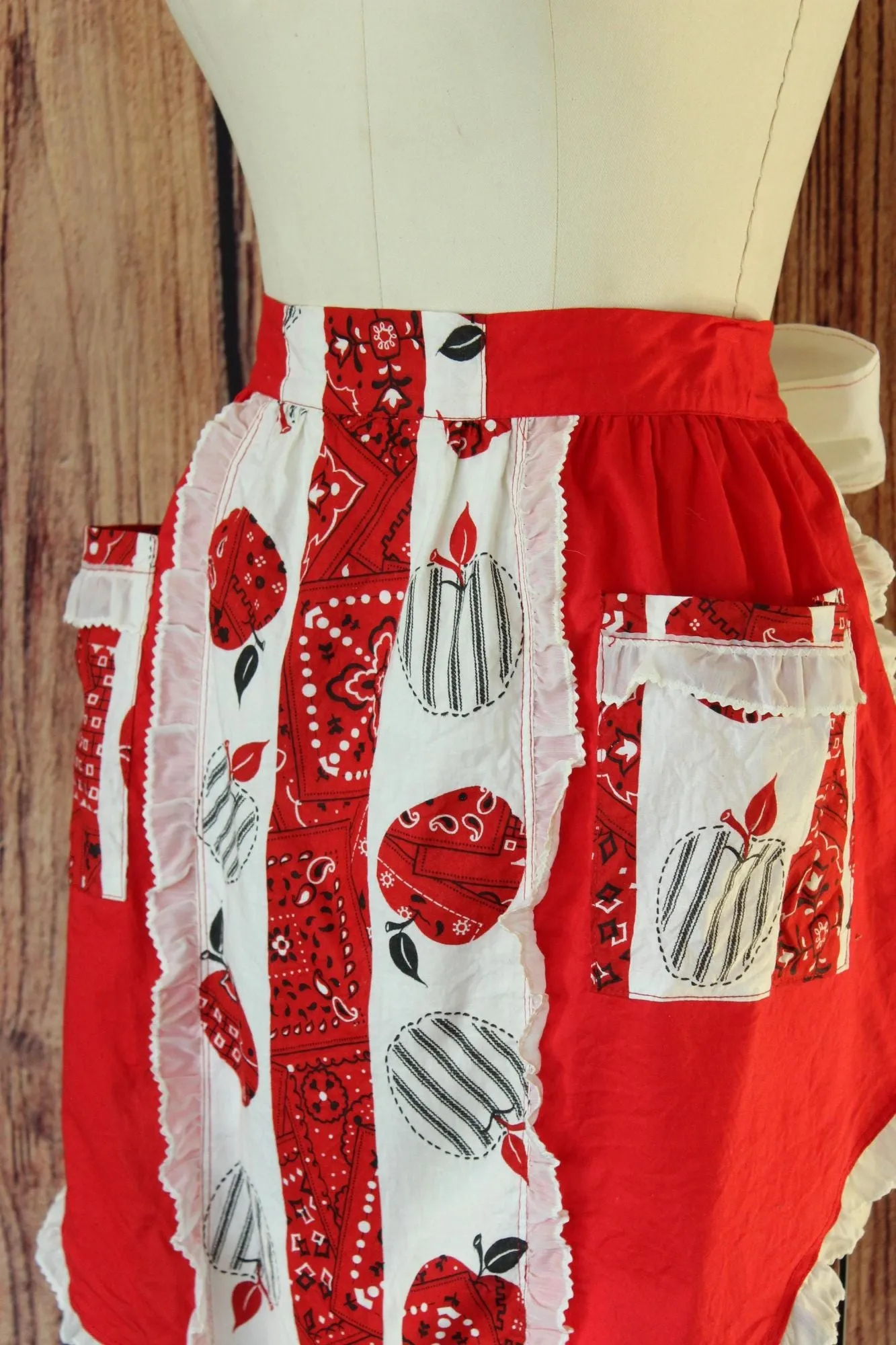 Vintage 1960s Red and White Country Print Cotton Half Apron