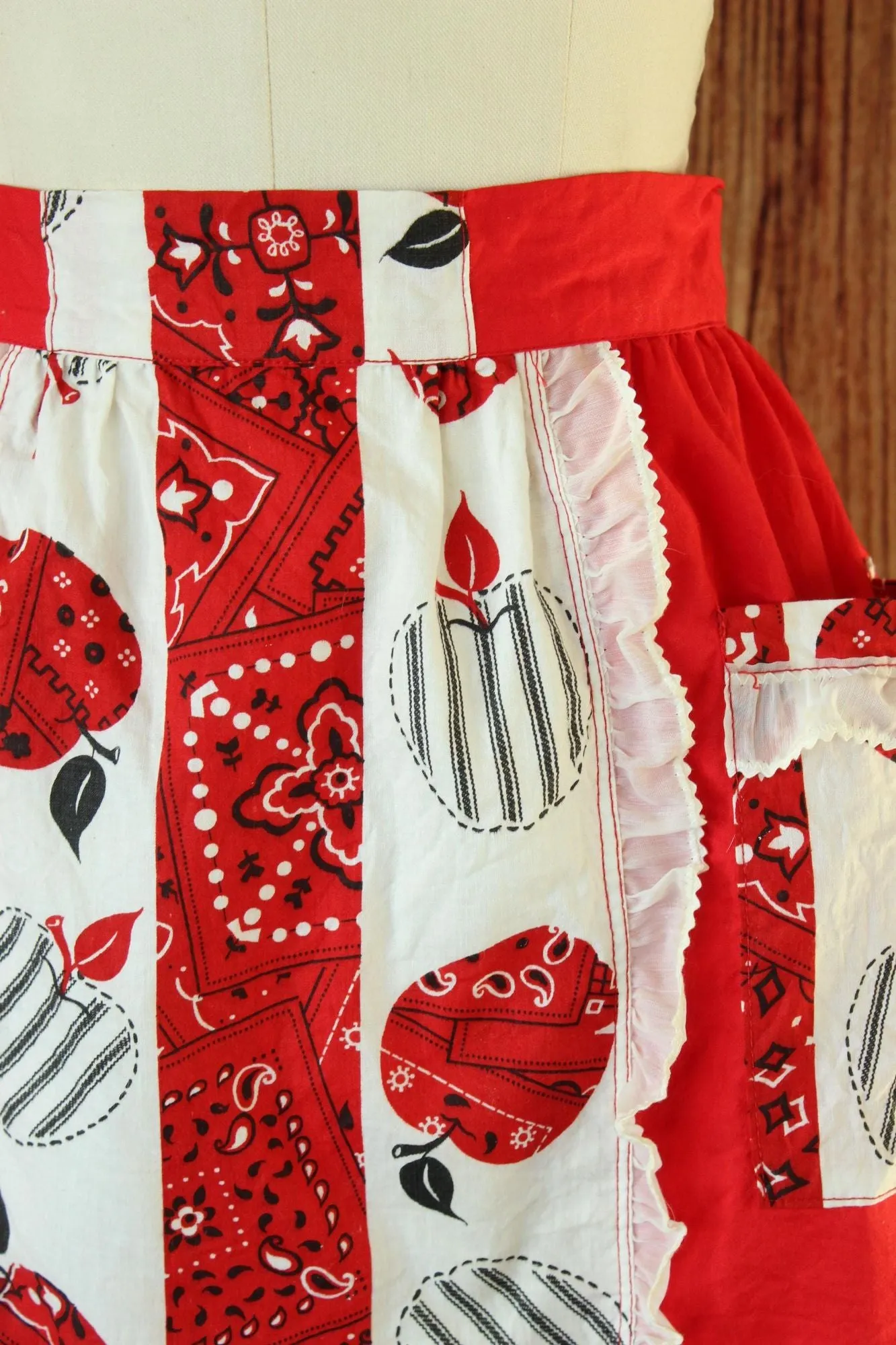 Vintage 1960s Red and White Country Print Cotton Half Apron