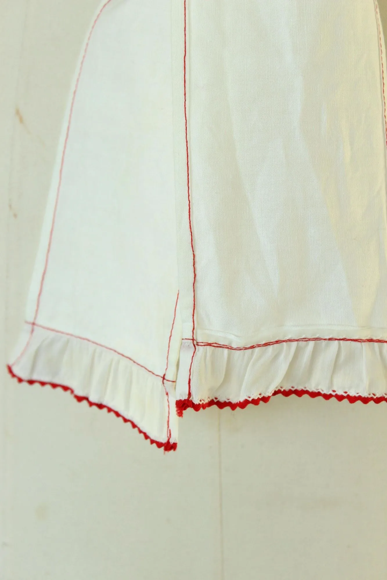 Vintage 1960s Red and White Country Print Cotton Half Apron