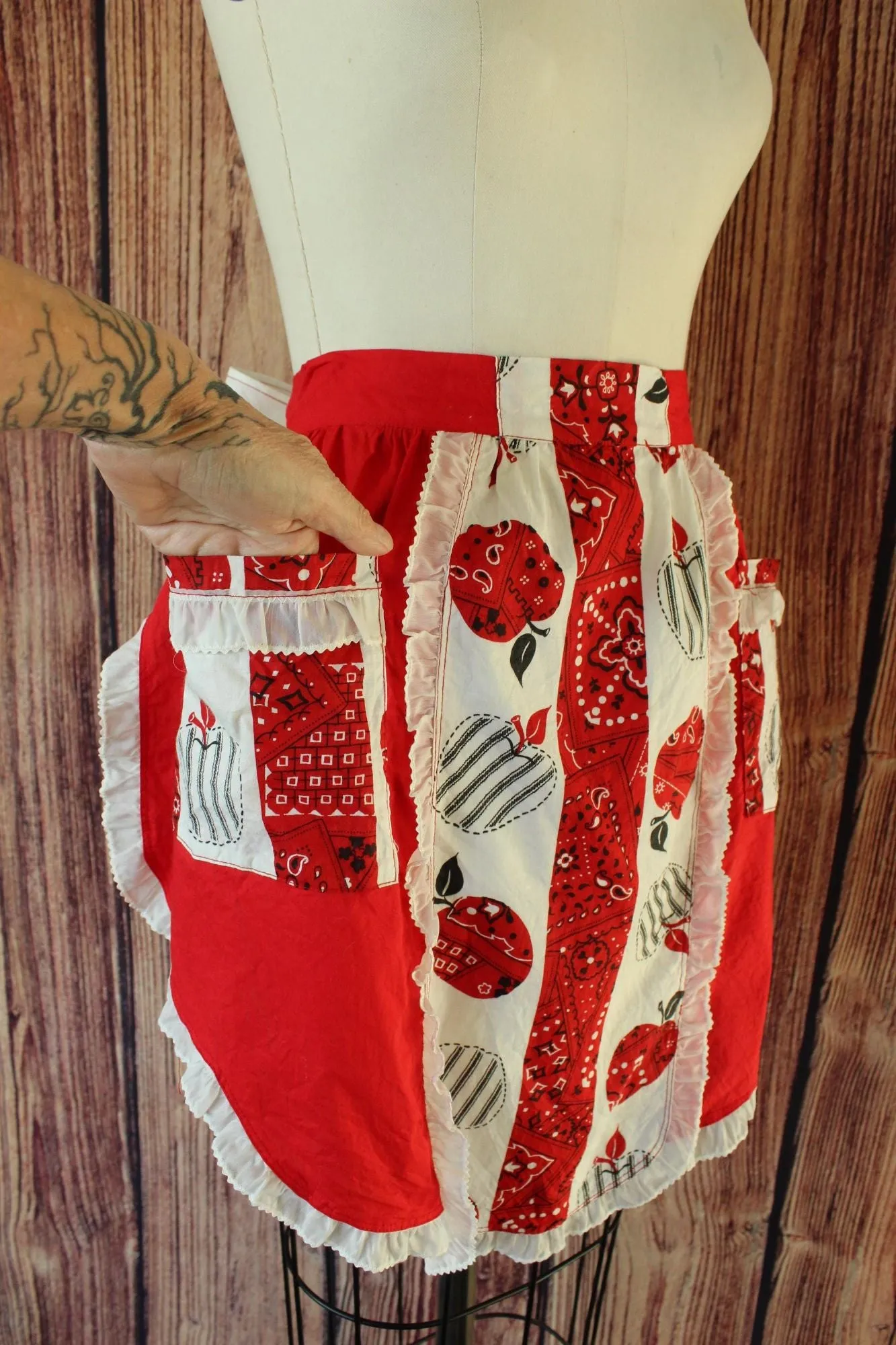 Vintage 1960s Red and White Country Print Cotton Half Apron